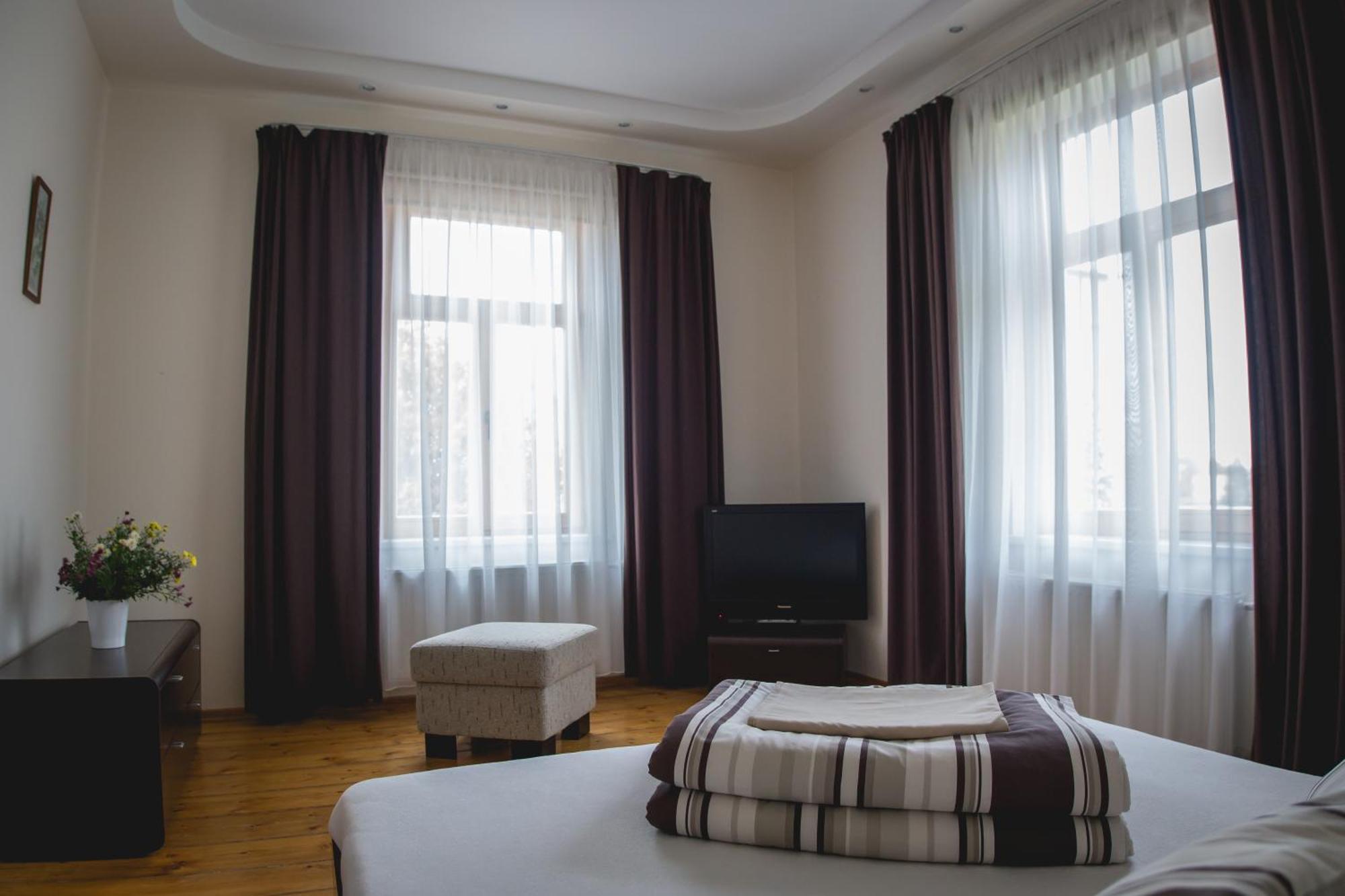 Viesu Maja Janis Hotel Madona Bagian luar foto